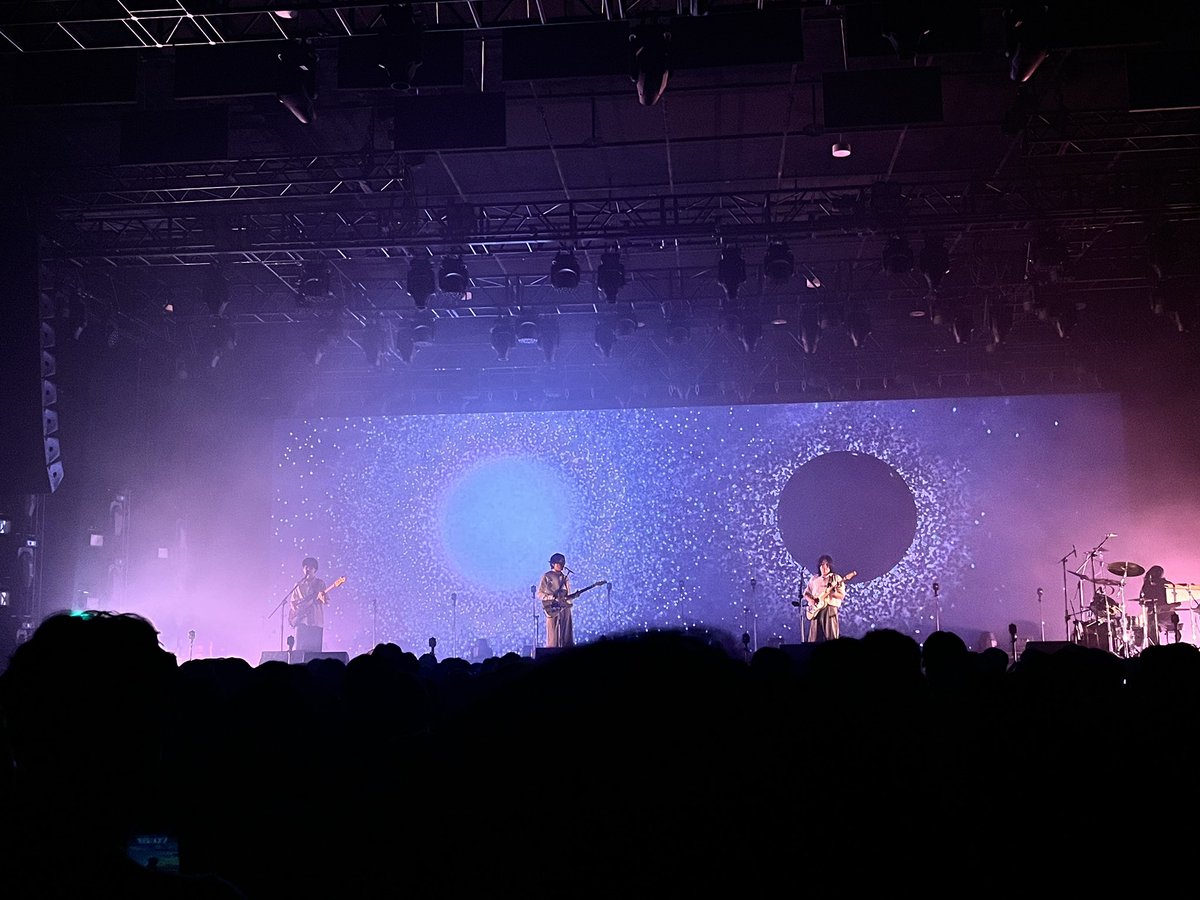 ROCKNROLLDtw's tweet image. 小樂迷在這裡停一下 ～ deca joins 2026 world tour 台北站@ Legacy TERA
​
勞動節連假趕稿，剛寫完《搖滾樂夢·戀習曲》分場大綱 第N版，來看 #decajoins 新專輯巡演放鬆Chill一下！🎶🥁🎸🎤 ～ 現場電吉他的音色彈得好聽，視覺設計好看！🌕 《絕對的平衡》這首歌是我喜歡聽的編曲 🤘🏻