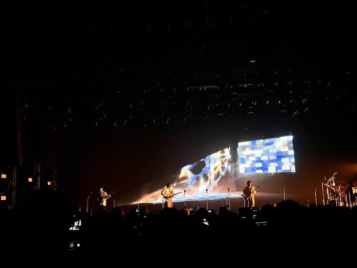 ROCKNROLLDtw's tweet image. 小樂迷在這裡停一下 ～ deca joins 2026 world tour 台北站@ Legacy TERA
​
勞動節連假趕稿，剛寫完《搖滾樂夢·戀習曲》分場大綱 第N版，來看 #decajoins 新專輯巡演放鬆Chill一下！🎶🥁🎸🎤 ～ 現場電吉他的音色彈得好聽，視覺設計好看！🌕 《絕對的平衡》這首歌是我喜歡聽的編曲 🤘🏻