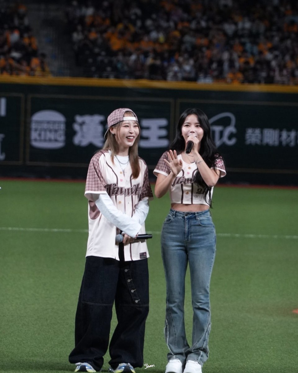 joan_0117's tweet photo. 250503

💪

#moonbyul #문별 #문별이 #solar #솔라 https://t.co/6td4o5IyqH