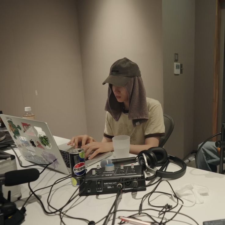 sarah tweet media