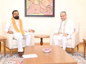 DDTamilNews's tweet image. தில்லி | மத்திய அமைச்சர் அஸ்வினி வைஷ்ணவ்வுடன், பீகார் முதலமைச்சர் சாம்ராட் சௌத்ரி சந்திப்பு!

#IndianRailways #Connectivity #Development #Bihar @samrat4bjp @AshwiniVaishnaw #DDTamilNews
