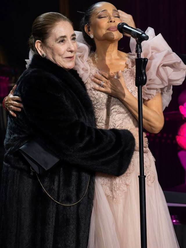 AbdielVald63943's tweet photo. Feliz día  de las madre a todas esas bellas damas y principalmente  a nuestra isabel. Os quieto. Corazón https://t.co/QmQ8B09scT