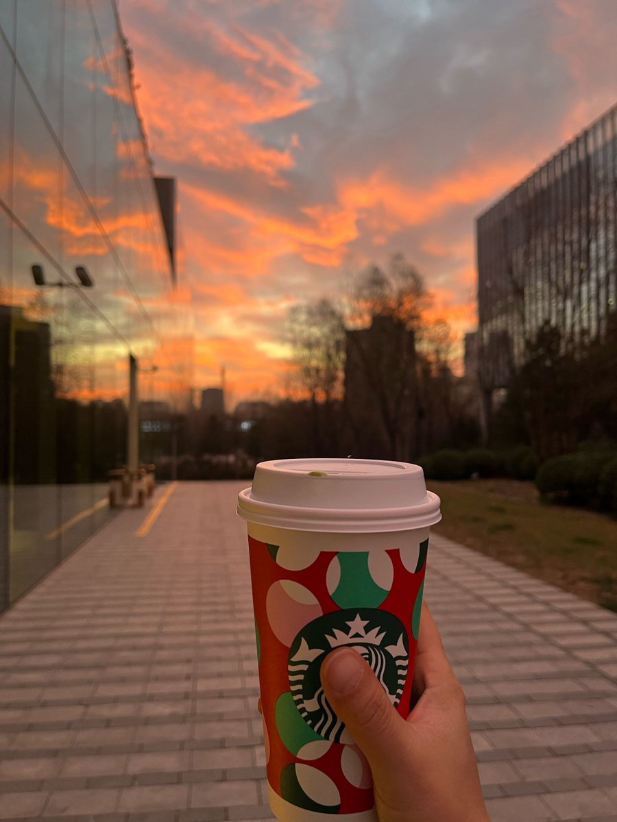 vitoco20526481's tweet photo. Morning check-in done  Today’s agenda: client sync at 10, draft Q3 report by 3, team coffee break at 4. Small wins, big progress! #WorkLife #DailyGrind https://t.co/t3Tu2jmFmB