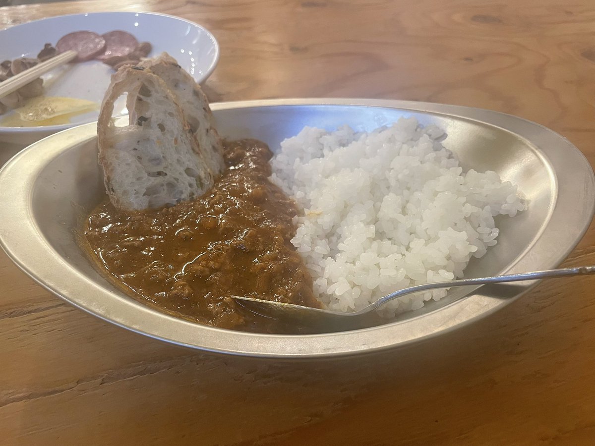 conditional's tweet photo. 樋口さんいなかった分バゲットつけてもらった。味噌仕立てのキーマカレー、めちゃうま。 https://t.co/cqkXm2qyJe