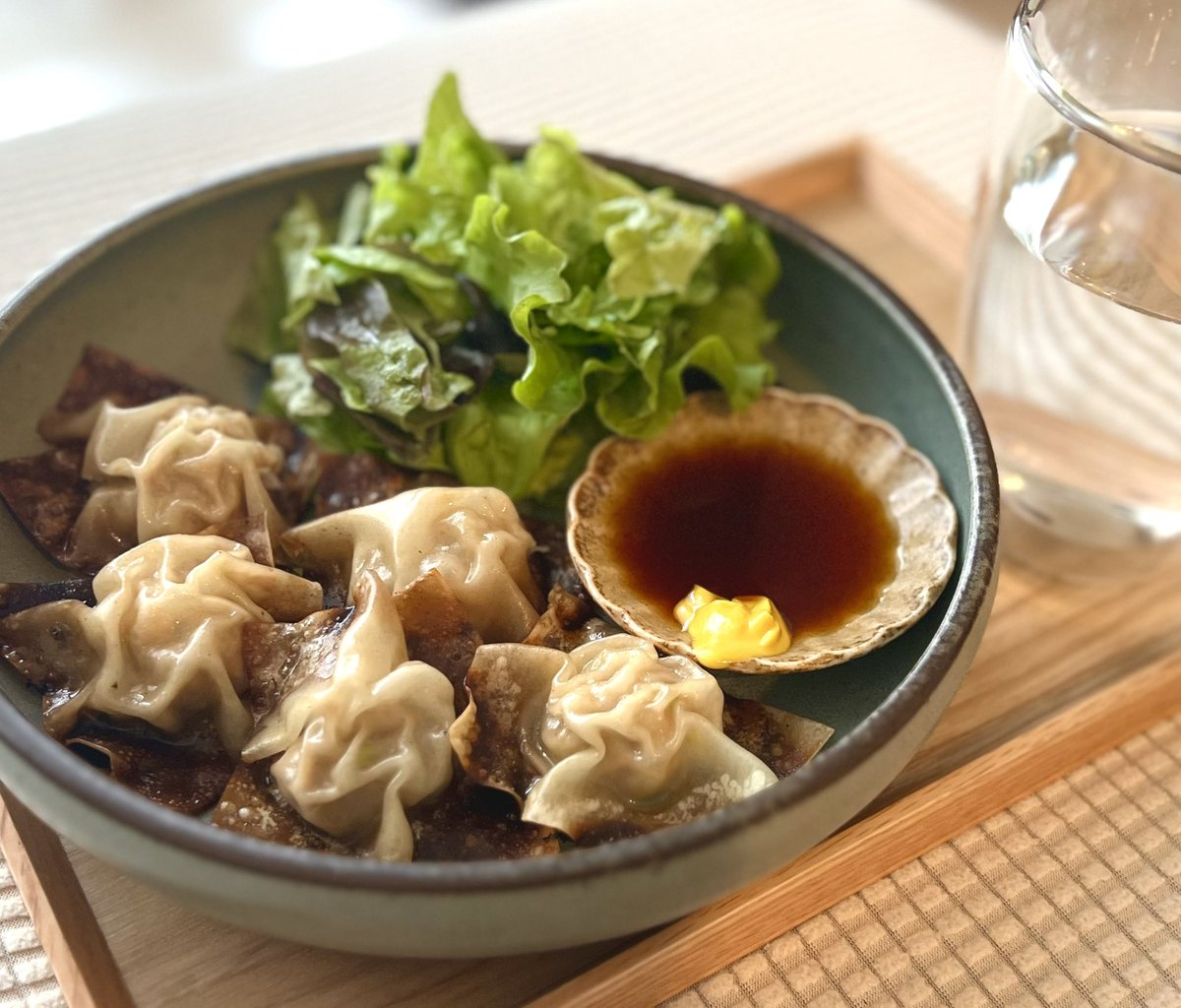 ENOS28168890's tweet photo. 余ってたシュウマイの皮と余ってた白菜に、たった50gの挽肉をプラスして餃子を作りました🥟

白菜でかさましされた餡はシャキシャキで食べ応えもあり、水分たっぷりなのでとてもジューシーです！
皮で包む必要がないので時間短縮できます♪ https://t.co/yauJHjc5bX
