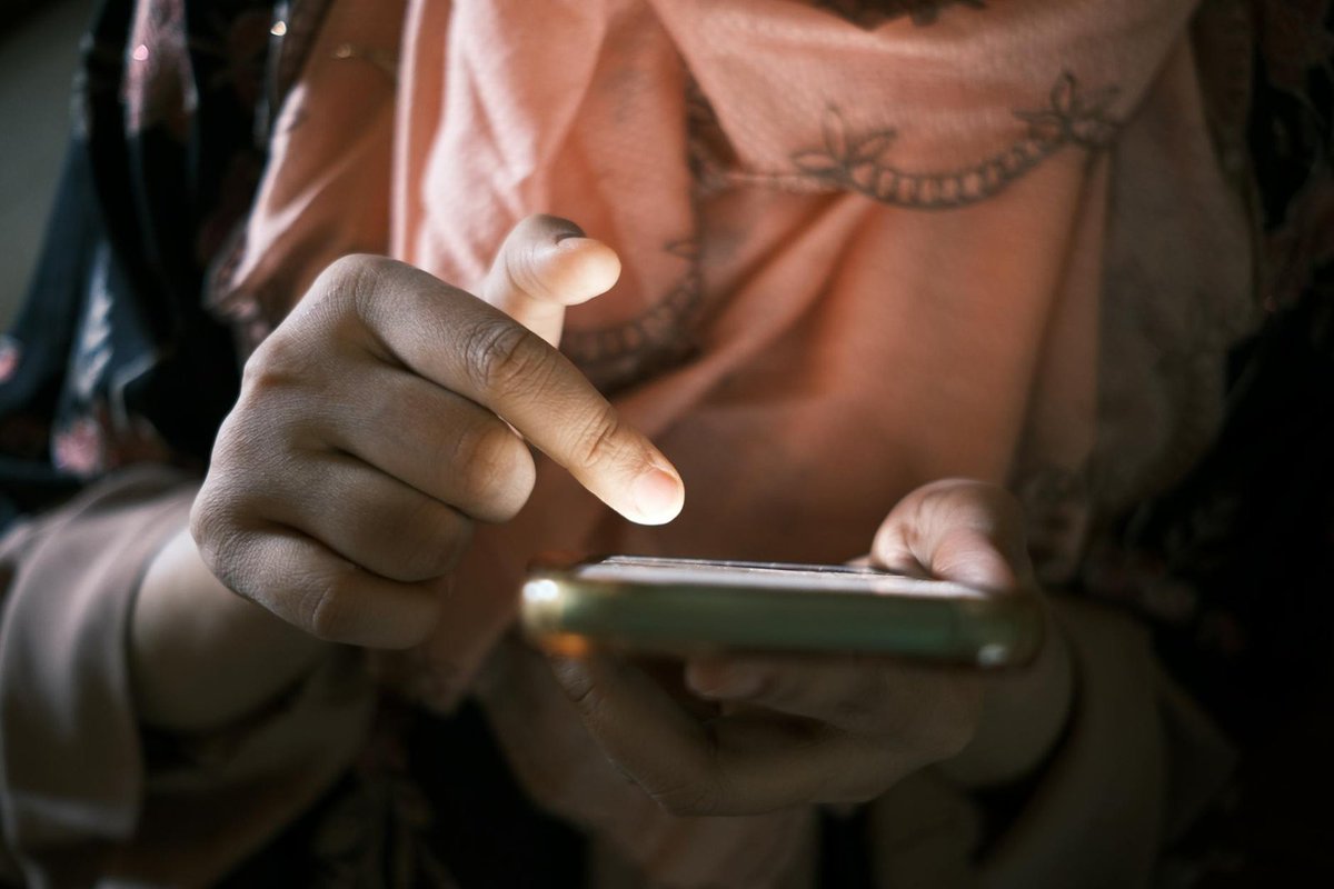 AfricTelegraph's tweet image. Votre téléphone vous contrôle ? NoScroll veut reprendre le pouvoir. Cette appli bloque le défilement infini des réseaux pour vous libérer de l'addiction algorithmique. La r… #Afrique #Technologies #AddictionNumerique #DefilementInfini #EconomieDeLAttention