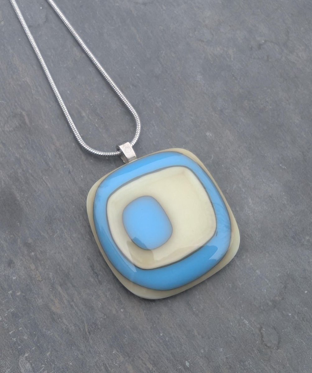 Samphireglass's tweet image. Something a little retro and contemporary designed necklace. A wonderful blue and cream fused glass pendant. A lovely handcrafted glass jewellery. 

#ukgiftam #ukgifthour #shopindie 

samphireglass.etsy.com/listing/445017…