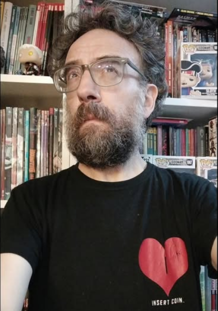 Marcianos_info's tweet photo. Despertarte con esta noticia de mierda. 

Eli Martín, buen tipo donde los haya, uno de esos madrileños que te acogen desde la primera vez que vas. Nos vino a grabar varias veces para su canal y siempre con esa sonrisa y esa vitalidad. 

Descansa en paz. Gracias por todo. https://t.co/xoZxjFIvWy