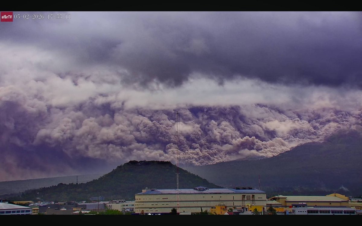 irene_makarenko's tweet image. May 02_3⃣ #seismos
🚩Climate Awareness

#Philippines🇵🇭
🌋Terrifying eruption of Mt Mayon
📷Large-scale pyroclastic flow from Mayon volcano
📷The surroundings of the Mayon with a layer of ash
🎥Ashfall during the Mayon eruption in the Travisia area, Guinobatan municipality, Albay