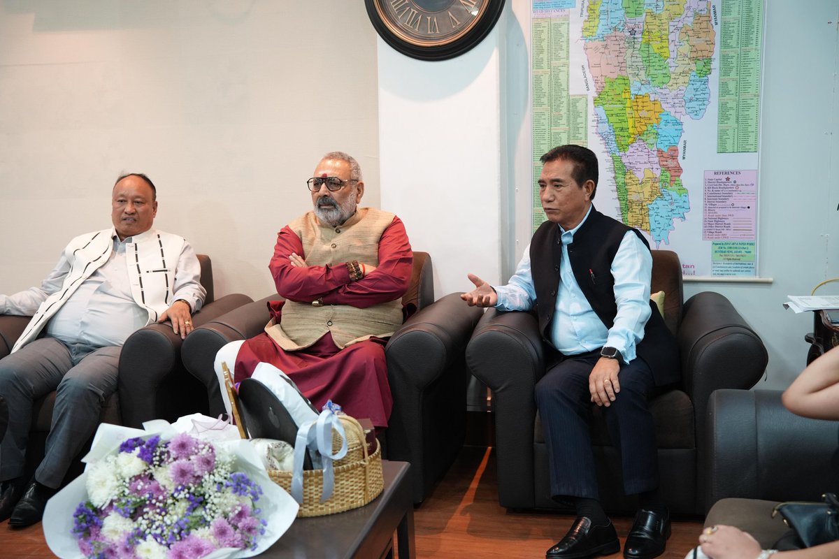 PIBMizoram's tweet photo. Shri Giriraj Singh, Union Minister of Textiles arrives in Aizawl today, meets Pu Lalduhoma, Chief Minister of Mizoram at Lengpui Airport; discusses promotion of bamboo fibre in Mizoram

@girirajsinghbjp @TexMinIndia
@CMOMizoram @PIB_India
@PIBTextiles https://t.co/DpBcEbCEws