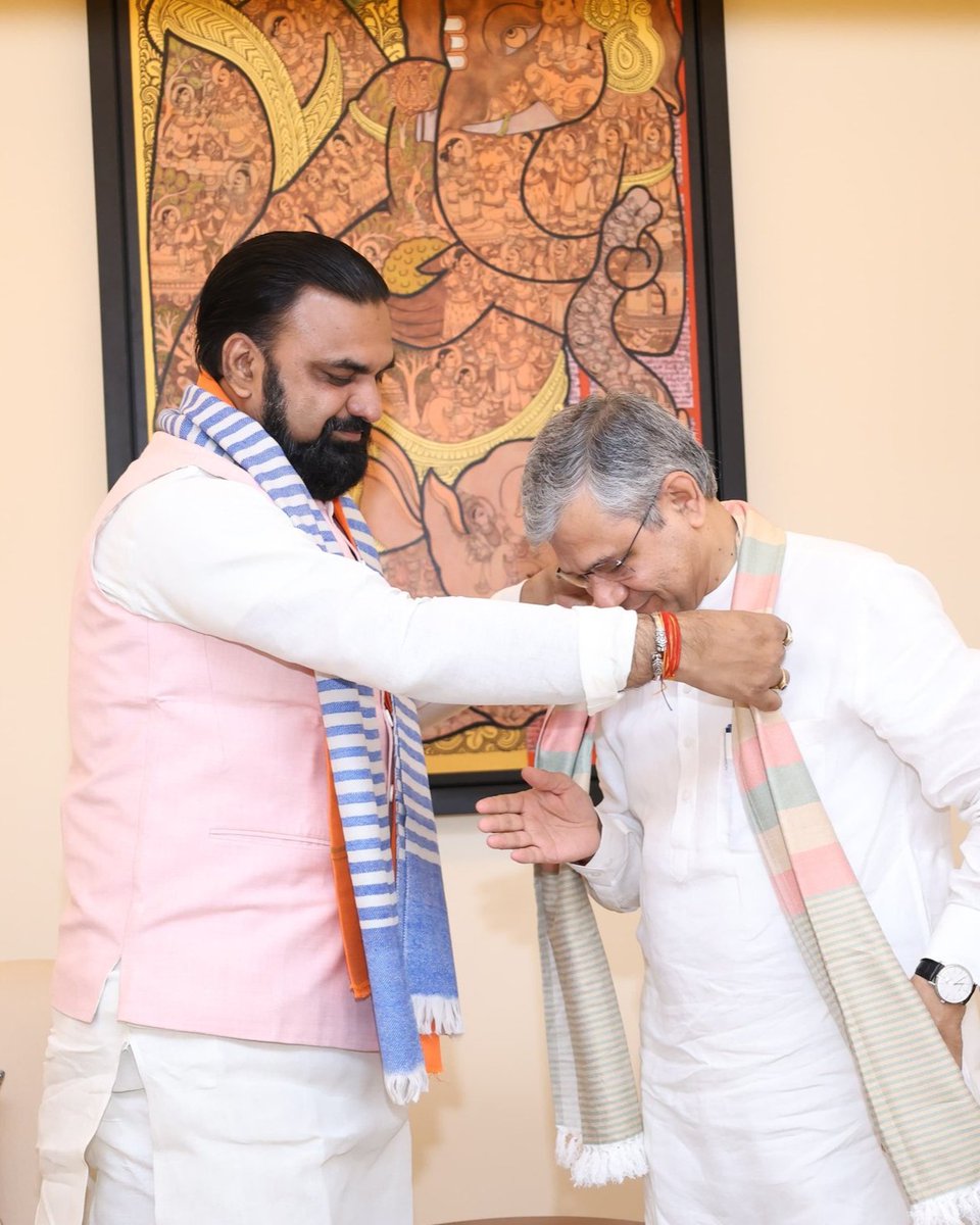 IndiaToday's tweet photo. #INPic | Bihar Chief Minister Samrat Chaudhary met Railway Minister Ashwini Vaishnaw in New Delhi. The leaders held discussions focused on strengthening Bihar’s railway infrastructure, improving connectivity, and accelerating overall state development. The meeting highlighted new opportunities for growth and development under central support and guidance.

#BiharCM #SamratChaudhary #AshwiniVaishnaw #Railways #NewDelhi #ITPhotoblog