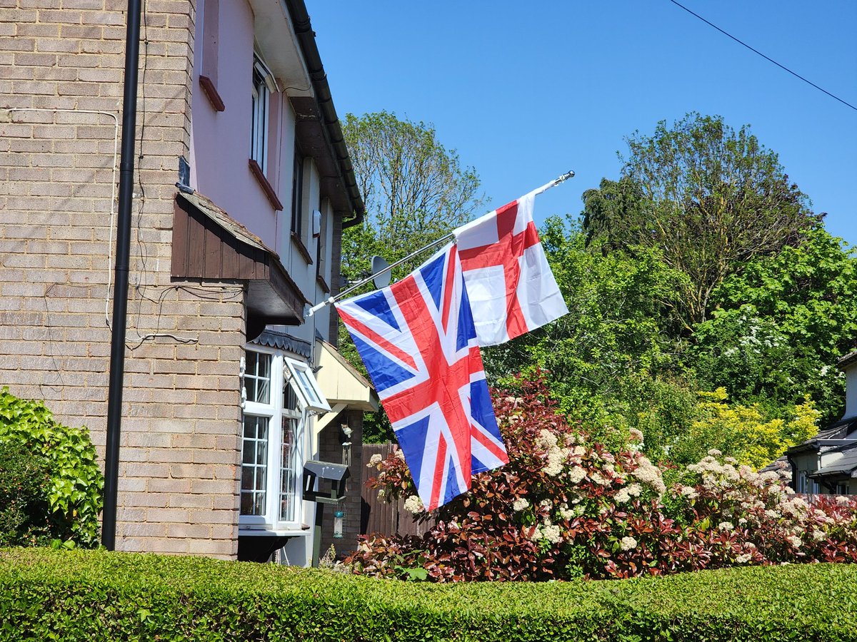 DamynDamyn's tweet image. Friends put out the #flags to welcome me! I felt like the Queen