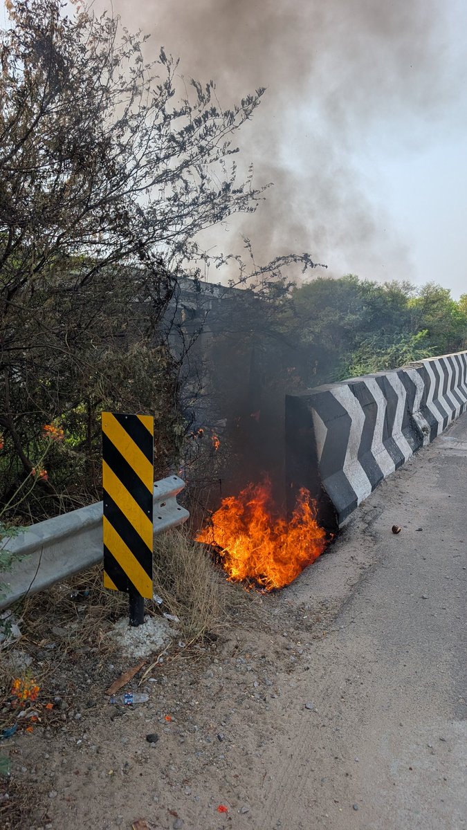 Dha3r_Ngo's tweet image. #Hyderabad is becoming a capital of garbage dumps. 

ORR service roads or dumping yards? Same story across the city.
Unregulated vendor waste + irregular pickups in colonies = failed waste management.
This wasn’t Hyderabad before. Clear governance failure.

#99DaysActionPlan