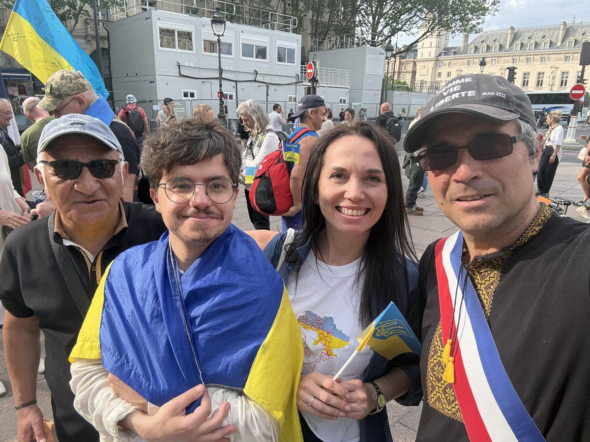 Fr_Bechieau's tweet image. Rassemblés à #Paris pour l’Ukraine, la démocratie, leur liberté et la nôtre ! #StandWithUkraine #SlavaUkraïni #StopRussia @alliance_femmes @UnionUkrainian @union_ukr_fr @MdpMouvement 🇺🇦🇫🇷🇪🇺🇺🇦