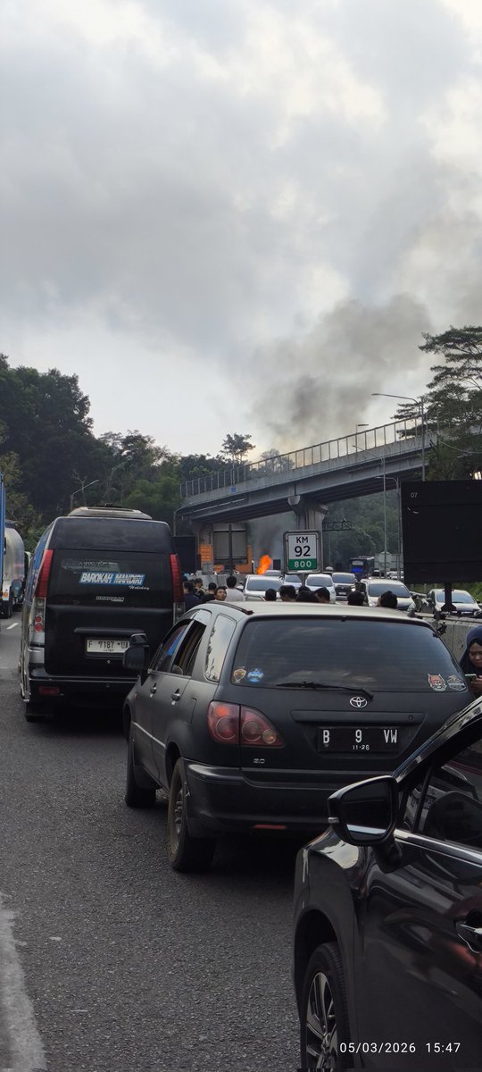 bledaone's tweet photo. @PTJASAMARGA Kecelakaan Tol Cipularang KM 92+800, menjelang KM 93. Arah dari Jakarta menuju Bandung. https://t.co/iEogj5ZMvd