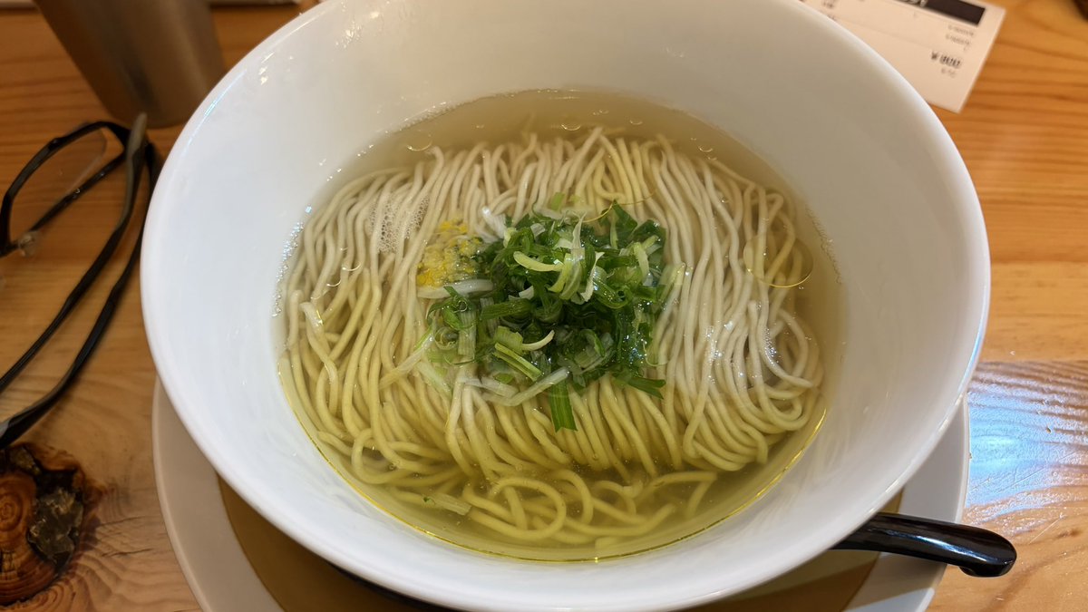 以前来た時はだいぶガッカリしたけど、具なしのかけそばは美味しかった。
カエシも良くなったし、鶏油も臭みがなくなった。この先は好みの問題になる？