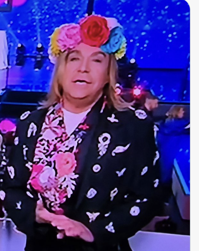 agapitiornela's tweet image. Πολύ καλύτερα το φόρεσε ο Τρύφων από τη δικηγορέσσα, εννοείται #kalytera #happyday #superkaterina #toprwino #j2us