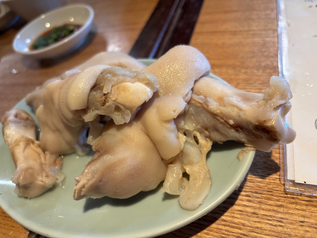 ichi2no3's tweet photo. 昨日豚足を食べてきた🐖
美味しかった😊
エビの焼売🦐も美味しかった😊
でもドリアンサイダー🍹は全部飲めずに持ち帰ってきた https://t.co/UFzwTiwIEW