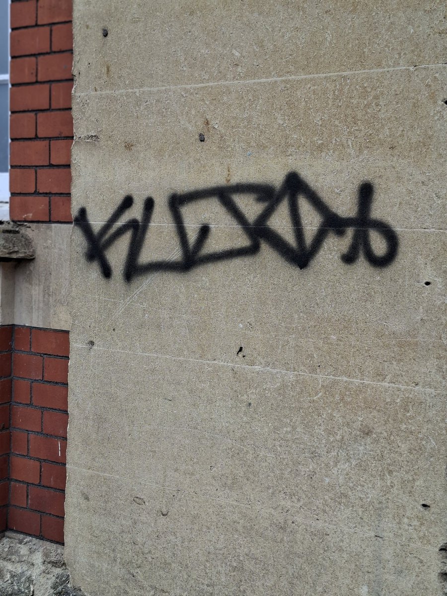 bristolbarhoppe's tweet image. WHO is this sad  lowlife Asswipe who has sprayed HUNDREDS of his crap large and small all over the area from the City centre to Bedminster, Whitchurch ,Redfield ,Hanham,Kingswood etc etc 
🤬😡
@ASPolice 
@BristolCouncil 
@BristolWaste 
#tagging
#graffiti 
#scum