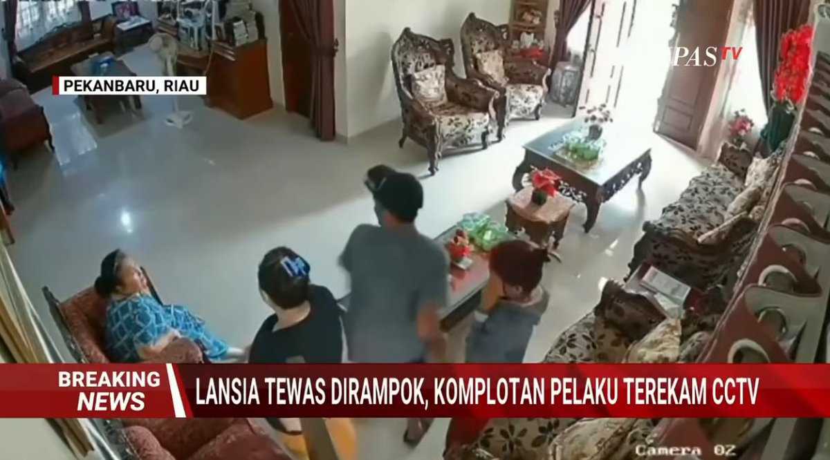 LambeSahamjja's tweet photo. Guys, ada kasus yang bikin gua merinding dan menurut gua perlu dibahas dengan sangat jelas karena ini menyentuh sesuatu yang sangat fundamental tentang kepercayaan dalam keluarga.

Ibu Dumaris Deniwati Sitio lansia di Pekanbaru dibunuh di dalam rumahnya sendiri. 
Pelakunya bukan orang asing. 
Bukan pencuri acak. 
Tapi menantunya sendiri AF, 21 tahun bersama tiga orang yang dia rekrut dari pergaulan di luar kota.

Kronologinya perlu dipahami dari awal karena ini bukan kejadian tiba-tiba.

8 April 2026 ada pembobolan pertama di rumah korban. Uang dan perhiasan senilai sekitar 4 juta rupiah hilang. Keluarga sudah curiga siapa pelakunya tapi tidak melapor ke polisi. 

Mungkin karena tidak mau masalah keluarga jadi urusan hukum. Mungkin karena masih percaya. Dan korban sendiri bahkan tidak berhenti mengirim uang kepada AF setelah kejadian itu.

9 April — keluarga memasang CCTV. Bukan untuk melapor. Tapi untuk membuktikan dengan mata sendiri.

29 April 2026 AF datang ke rumah bersama tiga orang. Korban menyambut dengan hangat. AF bahkan mencium tangan mertuanya sendiri. 

Beberapa menit kemudian seorang laki-laki bermasker yang membawa balok kayu yang disembunyikan di balik jaket menyerang korban dengan brutal.

Empat pelaku kabur. Dua ditangkap di Aceh Tengah. Dua lagi di Kota Binjai Sumatera Utara. Semua tertangkap sehari setelah kejadian.

Yang paling mengerikan dari kasus ini bukan kekerasannya meskipun itu sangat sadis. Yang paling mengerikan adalah kontrasnya.

Korban adalah orang yang menjodohkan AF dengan anaknya sendiri. Korban yang masih mengirimkan uang meskipun AF sudah meninggalkan rumah sejak 2023. 

Korban yang tetap menerima AF dengan baik bahkan setelah perampokan pertama. Dan AF membalas semua itu dengan membawa orang-orang untuk membunuh mertuanya sendiri.

Psikolog forensik Reza Indragiri yang dihadirkan Kompas TV menjelaskan sesuatu yang sangat penting. 

Dalam statistik kejahatan orang yang paling berpotensi menjahati kita justru adalah orang yang paling dekat dengan kita. 

Bukan orang asing. Orang dekat tahu harta kita, tahu kebiasaan kita, tahu kapan kita sendirian, dan tahu cara menaklukkan kepercayaan kita.

Soal motifnya ada dua lapisan yang berbeda di sini.

AF kemungkinan besar bergerak dari motif emosional yang sudah lama menumpuk. Merasa direndahkan secara verbal karena status sosial dan kondisi ekonomi suami yang tidak punya pekerjaan tetap.

 Dendam yang tidak pernah diungkapkan tapi terus membesar. Dan ketiga orang yang dia rekrut kemungkinan besar bergerak dari motif instrumental  ikut untuk mendapat bagian dari harta yang dijanjikan.

Dua motif yang berbeda dalam satu kelompok. Dan itu yang membuat penegakan hukumnya harus sangat hati-hati setiap pelaku harus disidik perannya masing-masing dan tidak bisa dipukul rata.

Soal pasal yang akan dikenakan ini yang paling krusial dan sedang diperdebatkan.

Polisi awalnya menggunakan kata curas pencurian dengan kekerasan yang ancaman hukumannya 9 tahun lebih. 

Tapi Reza Indragiri sangat tegas menekankan bahwa pasal yang seharusnya dikejar adalah pembunuhan berencana bukan sekadar pencurian yang mengakibatkan kematian.

Kenapa bedanya sangat besar? Karena pembunuhan berencana ancaman hukumannya bisa seumur hidup bahkan hukuman mati. 

Sementara curas hanya 9 tahun — dan dengan remisi dan berbagai keringanan bisa jauh lebih pendek dari itu.

Dan ada dua bukti kuat bahwa ini terencana. Pertama  balok kayu dibawa dari luar disembunyikan di balik jaket sebelum masuk rumah. Itu bukan senjata yang diambil spontan di TKP. Itu dipersiapkan. Kedua empat orang datang dari berbagai tempat ke satu lokasi pada waktu yang sama. Itu bukan kebetulan.

Intinya guys kasus ini bukan hanya tentang kejahatan brutal terhadap seorang lansia. Ini adalah pengingat yang sangat keras bahwa kepercayaan yang paling dalam dan paling tulus pun bisa dikhianati oleh orang yang paling dekat.

Korban tidak pernah berhenti mempercayai menantunya. Bahkan setelah perampokan pertama. Bahkan setelah perpisahan. Bahkan setelah semua sinyal bahaya yang ada. Dan kepercayaan itu yang akhirnya digunakan untuk membuka pintu bagi pembunuhnya sendiri.

Semoga keluarga korban mendapat kekuatan untuk melewati duka yang sangat berat ini. 

Dan semoga proses hukumnya berjalan dengan seadil-adilnya  bukan sekadar curas yang berakhir dengan hukuman ringan, tapi pembunuhan berencana yang setimpal dengan kejahatan yang telah dilakukan.