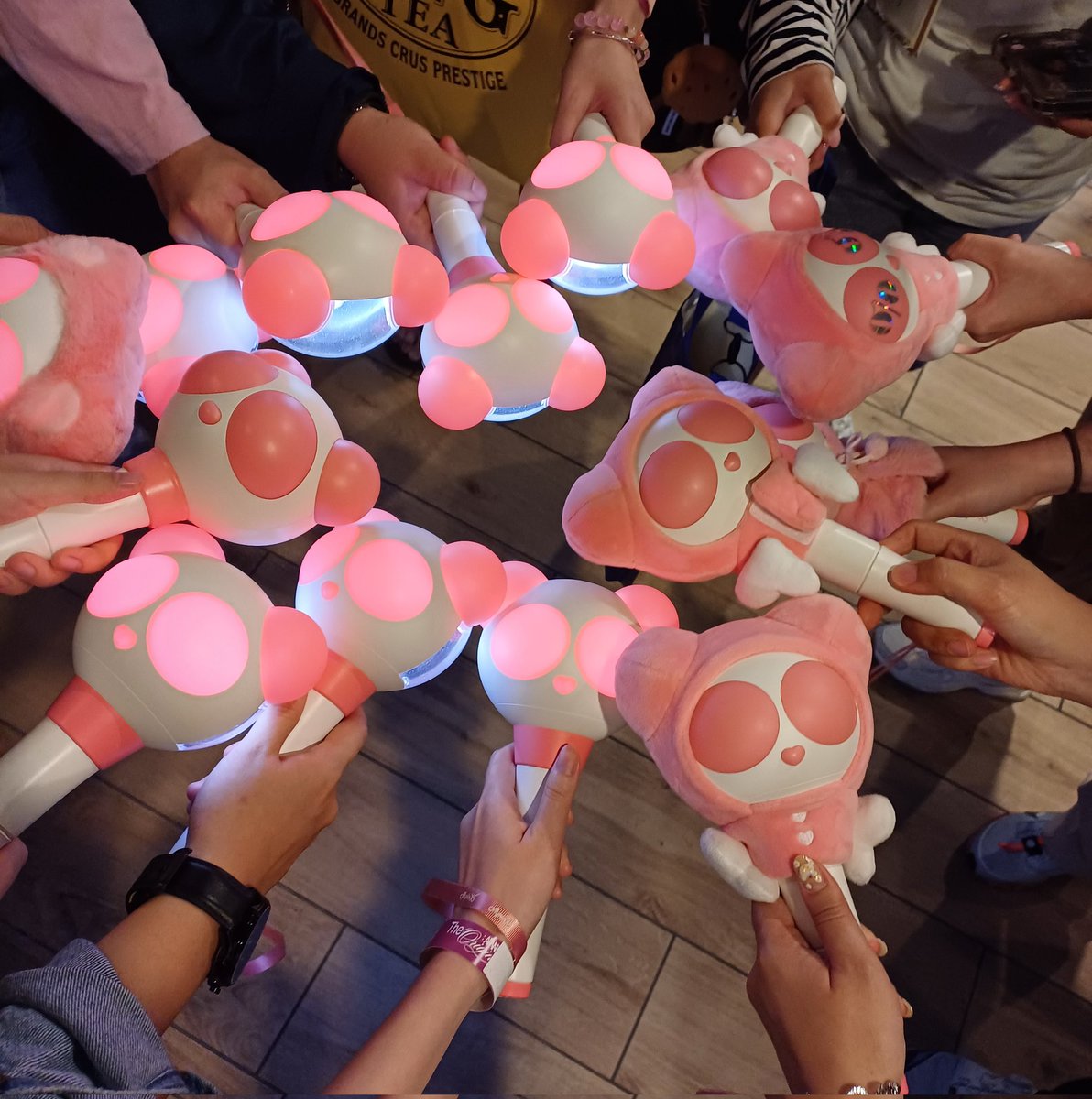 apinkcomedy's tweet photo. Hello, its been years.
Temporarily reviving this account for a special occasion. 🐼❤️ 
#ApinkinKL #Apink #에이핑크 https://t.co/8u4WFQPmhR