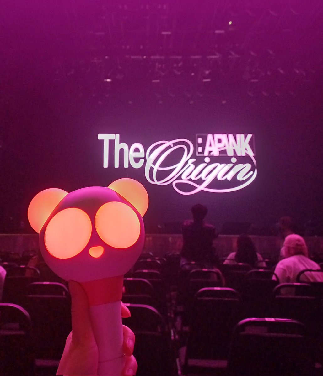 apinkcomedy's tweet photo. Hello, its been years.
Temporarily reviving this account for a special occasion. 🐼❤️ 
#ApinkinKL #Apink #에이핑크 https://t.co/8u4WFQPmhR