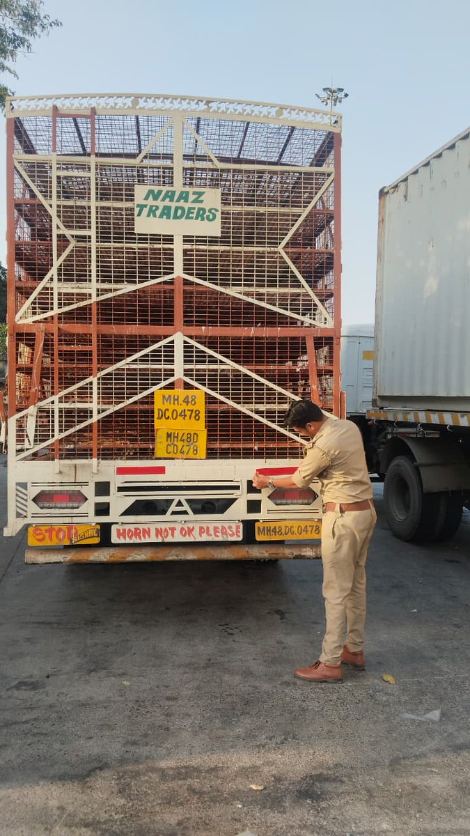 rtovalsad's tweet photo. આરટીઓ વલસાડ દ્વારા નેશનલ હાઇવે 48 ઉપર પસાર થતા ગૂડ્સ વાહનો ઉપર રેડિયમ પટ્ટી લગાવી માર્ગ સલામતીની સમજણ આપી.@sanghaviharsh @GRSAofficial @COTGuj_office @collectorvalsad https://t.co/xBwnHgxPFq