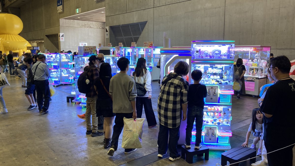 makuharidoki2's tweet photo. ⋱いよいよ明日が最終日🤚⋰
#どきどきフリマ 本日の様子をお届け📷
￣￣￣￣￣￣￣￣￣￣￣￣￣￣￣￣￣￣

お宝探しを楽しめる大型フリマイベント🌟
「ピーアーク presents 幕張メッセ“どきどき”フリーマーケット2026」は明日が最終日となります💡

明日は、屋外ステージに、「よしもと幕張イオンモール劇場」から人気芸人が登場！

また、「京成電鉄 鉄道ジャンク市」も開催されます👏

明日の #どきどきフリマ もお楽しみに🎶

□■□■□■□■□■□■□■□■□■□■□■□■□■□■□■□■
【開催時間】
5月2日(土)・3(日・祝)・4(月・祝)
11：00-17：00（最終入場16：30）
【会場】幕張メッセ国際展示場　ホール1～6
【入場料】当日券 1,000円　小学生以下無料
　　　　　☆9：30から入場可能な「アーリーチケット　1,200円」も枚数限定発売　
【ホームページ】https://t.co/sCJIcY4dw0
【公式X】https://t.co/JU4oRmcnWh
#フリーマーケット #イベント #お出かけ