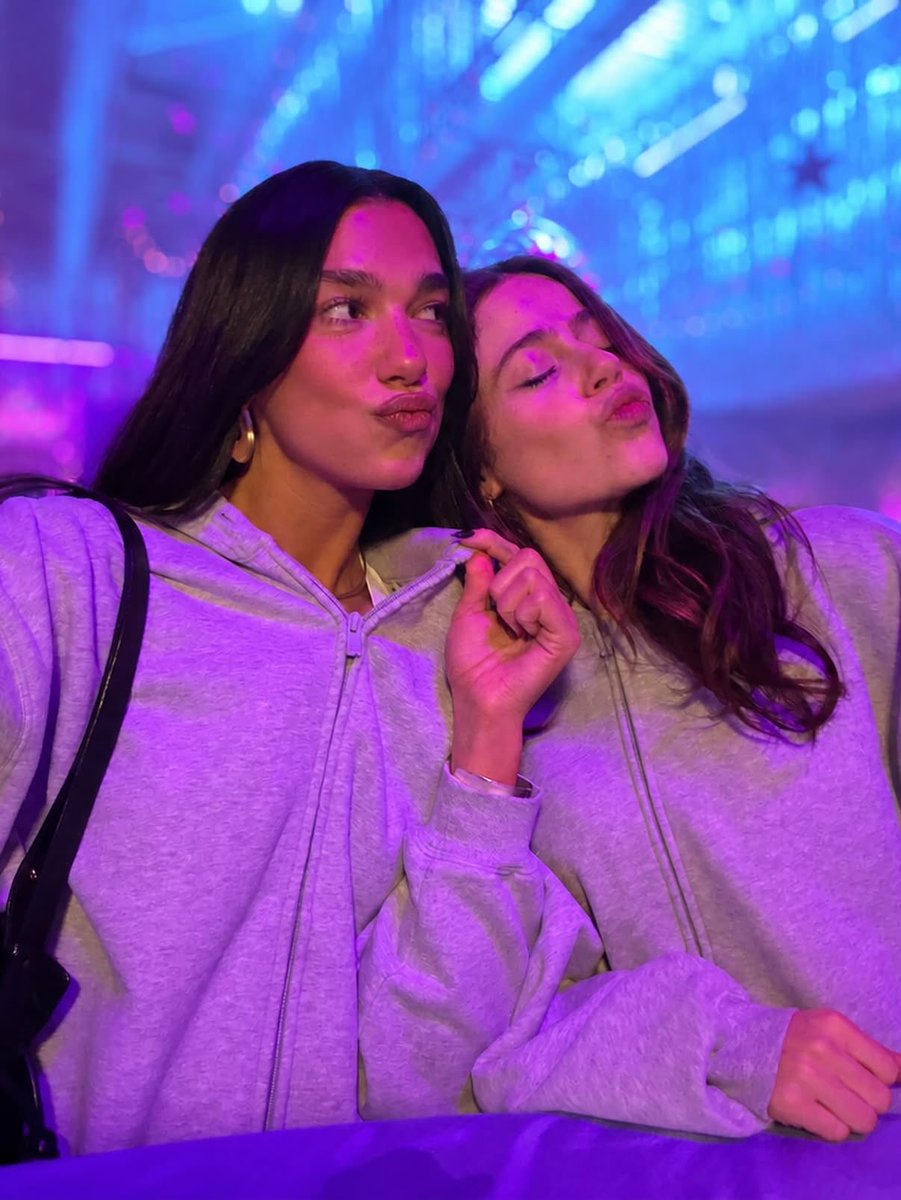 dlipahungary's tweet photo. 📸 | @DUALIPA with Molly Gordon, director of “Peaked” which Dua will feature in https://t.co/ufbGG5INAx
