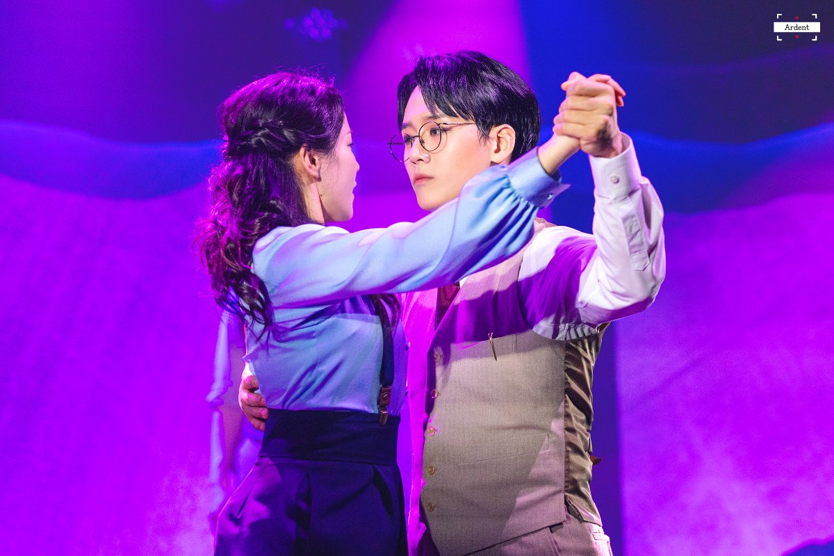 ardent_content's tweet photo. 260221 뮤지컬 초록
스페셜 커튼콜 '어쩌다 우리'

류인·영진 | 이종석
유희 | 이한별

서양에서 왔다는 그 춤?
그런데 연인이 아닌 남녀 사이가 하기에는 좀- https://t.co/h9EIfFfYRN