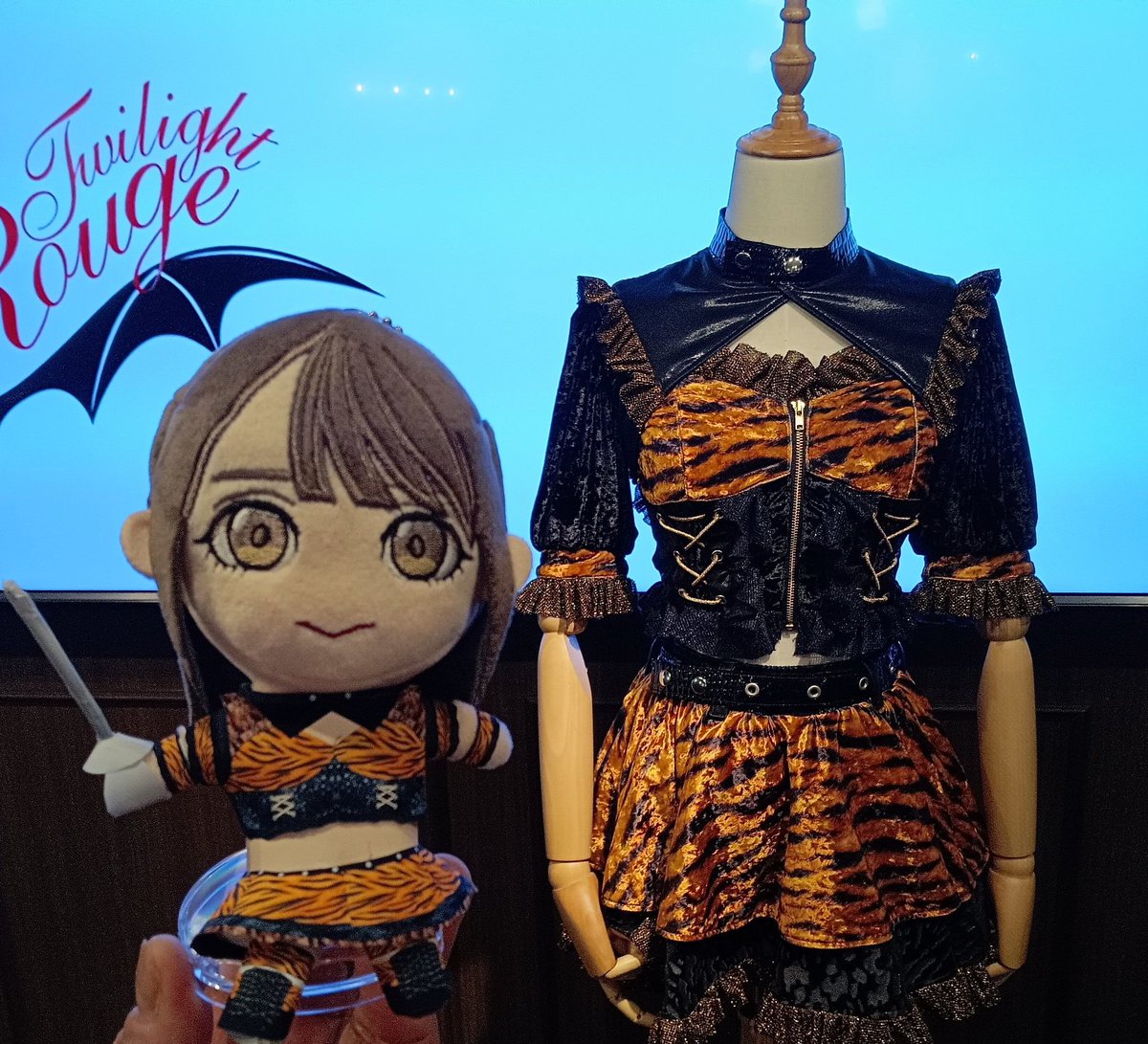 mm_papermodel's tweet photo. 椿さん誕生日メニューに滑り込むために魔界を訪問。
キューバサンドはバター染み染みパンにチーズとハムで食べ応え満点ながら、ピクルスの爽やかさがしつこさを打ち消してる、バランスの取れた逸品でした。
りっかさんとのおしゃべりも楽しかった。
リング衣装とぬいで記念写真も。
#TwilightRouge https://t.co/MdrWTwM44g