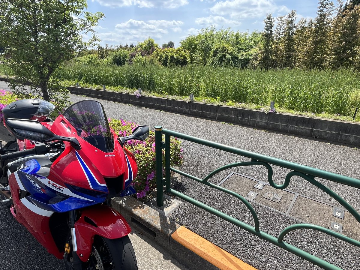 sc82RYO's tweet image. やっと休みとりあえず今日は、ぶらり走りやっぱりバイク休憩は、ブラックコーヒーでしょ！
明日からは何処に行こうかなー‼️
#CBR1000RRR
#SC82
#CBR
#シングルバイク乗り