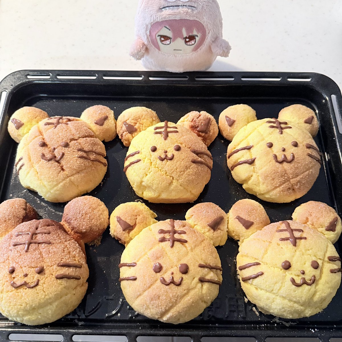 お菓子を狙うモンとら tweet media