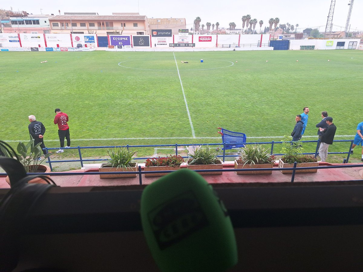 josemix1976's tweet photo. Ya en el Estadio Municipal Juan Cayuela de Totana para vivir en directo el @CDUMalacitano vs @SalermPG.  Podéis seguir el partido en directo a través de la aplicación de Onda Cero Puente Genil (88.7 FM). https://t.co/u8k5QKOmv8