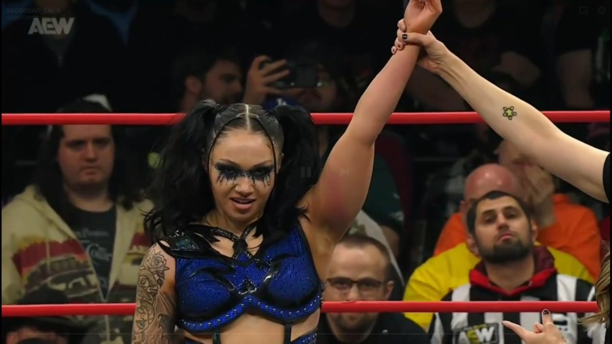 Teeki1978's tweet image. Skye Blue hat bei #AEWCollision am 02. Mai 2026 nach knapp zwei Minuten einen Sieg über Nixi XS erzielt, indem Skye Blue Nixi XS im Descent Into Madness erfolgreich zur Aufgabe zwingen konnte. 

#AEW