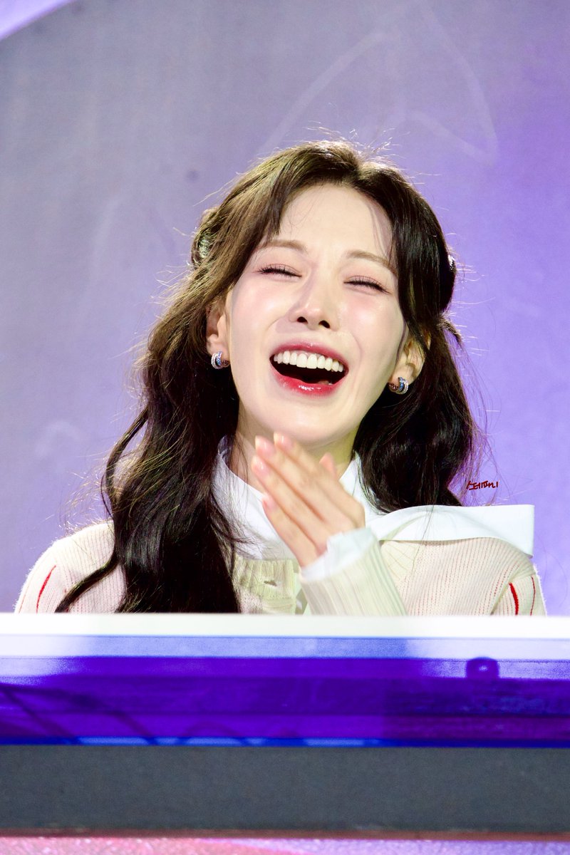스테파니 tweet media