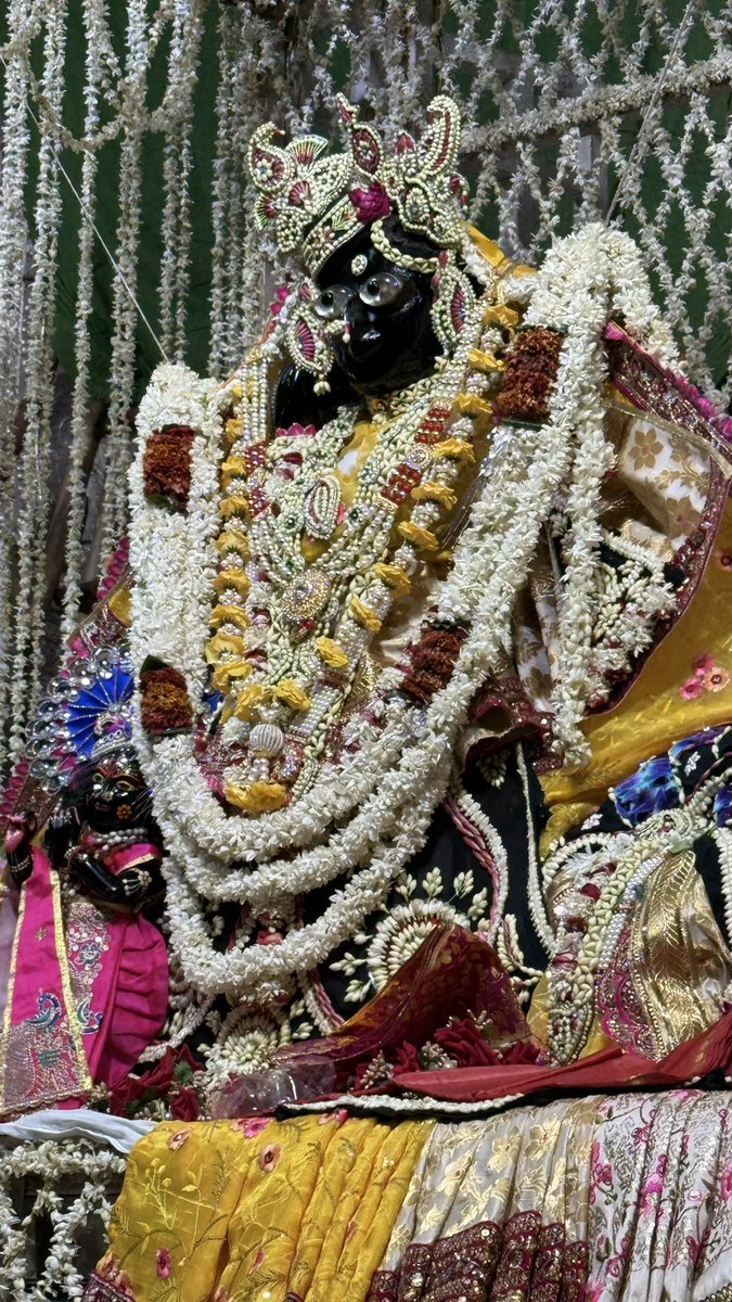 वृंदावन में ठाकुर श्री बाँके बिहारी जी के पावन चरणों में हाज़िरी लगाने का सौभाग्य मिला। 
<a href="/manojmuntashir/">Manoj Muntashir Shukla</a> #Krishna “राधा से रणभूमि तक” की सफलता हेतु प्रार्थना की और ठाकुर जी का आशीर्वाद प्राप्त किया।

आज उसी पावन प्रसाद एवं श्री बाँके बिहारी जी के चरणों में अर्पित पावन अंगवस्त्र