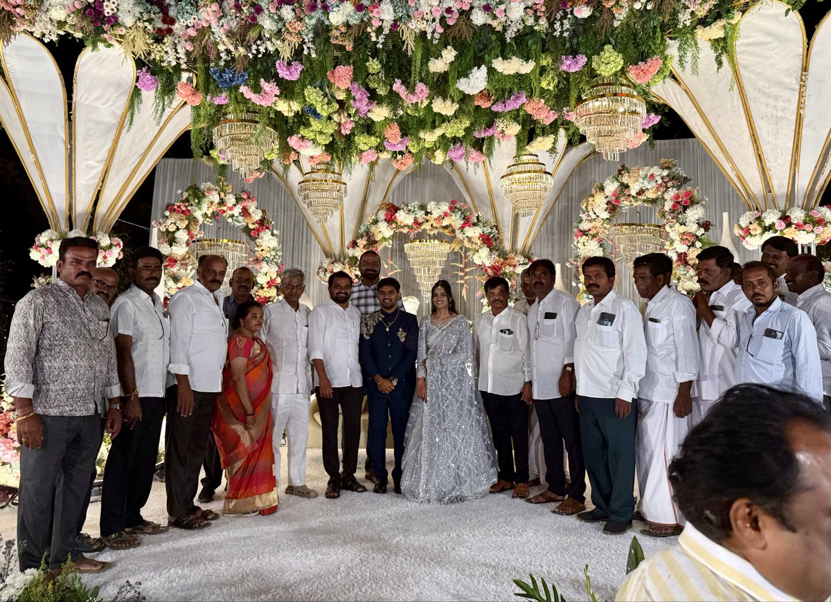 KManjunathgowd's tweet photo. రాయదుర్గం నియోజకవర్గంలో పలు వివాహ వేడుకలలో పాల్గొని నూతన వధువరులని ఆశీర్వదించిన జనసేన పార్టీ ఇంచార్జ్, రాష్ట్ర కురుబ కార్పొరేషన్ డైరెక్టర్ శ్రీ మంజునాథ్ గౌడ గారు, జిల్లా కార్యదర్శి సారంగం మారేష్ గారు. https://t.co/brOzqLK7ky