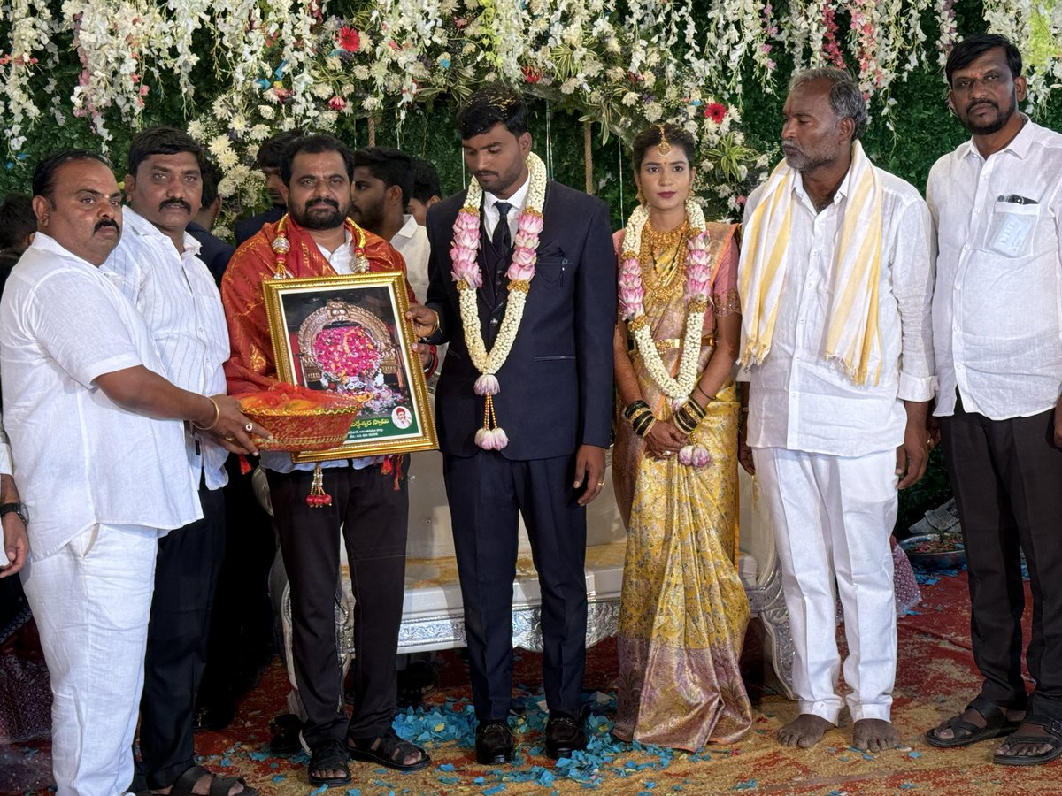 KManjunathgowd's tweet photo. రాయదుర్గం నియోజకవర్గంలో పలు వివాహ వేడుకలలో పాల్గొని నూతన వధువరులని ఆశీర్వదించిన జనసేన పార్టీ ఇంచార్జ్, రాష్ట్ర కురుబ కార్పొరేషన్ డైరెక్టర్ శ్రీ మంజునాథ్ గౌడ గారు, జిల్లా కార్యదర్శి సారంగం మారేష్ గారు. https://t.co/brOzqLK7ky