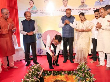 airnews_mumbai's tweet photo. #Nagpur: नागपूर इथं लक्ष्मीनारायण अभिनव तंत्रज्ञान विद्यापीठ इथल्या विविध शैक्षणिक आणि प्रशासकीय इमारतींच्या बांधकामाचं भूमिपूजन  आज मुख्यमंत्री @Dev_Fadnavis यांच्या हस्ते झालं. 

#Maharashtra #DevendraFadnavis #Nagpur #UniversityDevelopment https://t.co/yDjre6A7A5