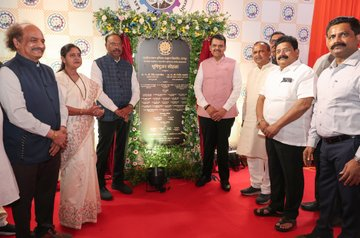 airnews_mumbai's tweet photo. #Nagpur: नागपूर इथं लक्ष्मीनारायण अभिनव तंत्रज्ञान विद्यापीठ इथल्या विविध शैक्षणिक आणि प्रशासकीय इमारतींच्या बांधकामाचं भूमिपूजन  आज मुख्यमंत्री @Dev_Fadnavis यांच्या हस्ते झालं. 

#Maharashtra #DevendraFadnavis #Nagpur #UniversityDevelopment https://t.co/yDjre6A7A5