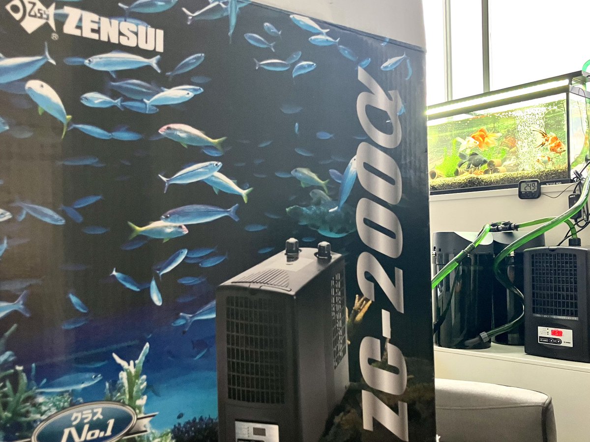 装着した水槽用のクーラーは ZENSUIのZC-200αです 一定の温度で快適に