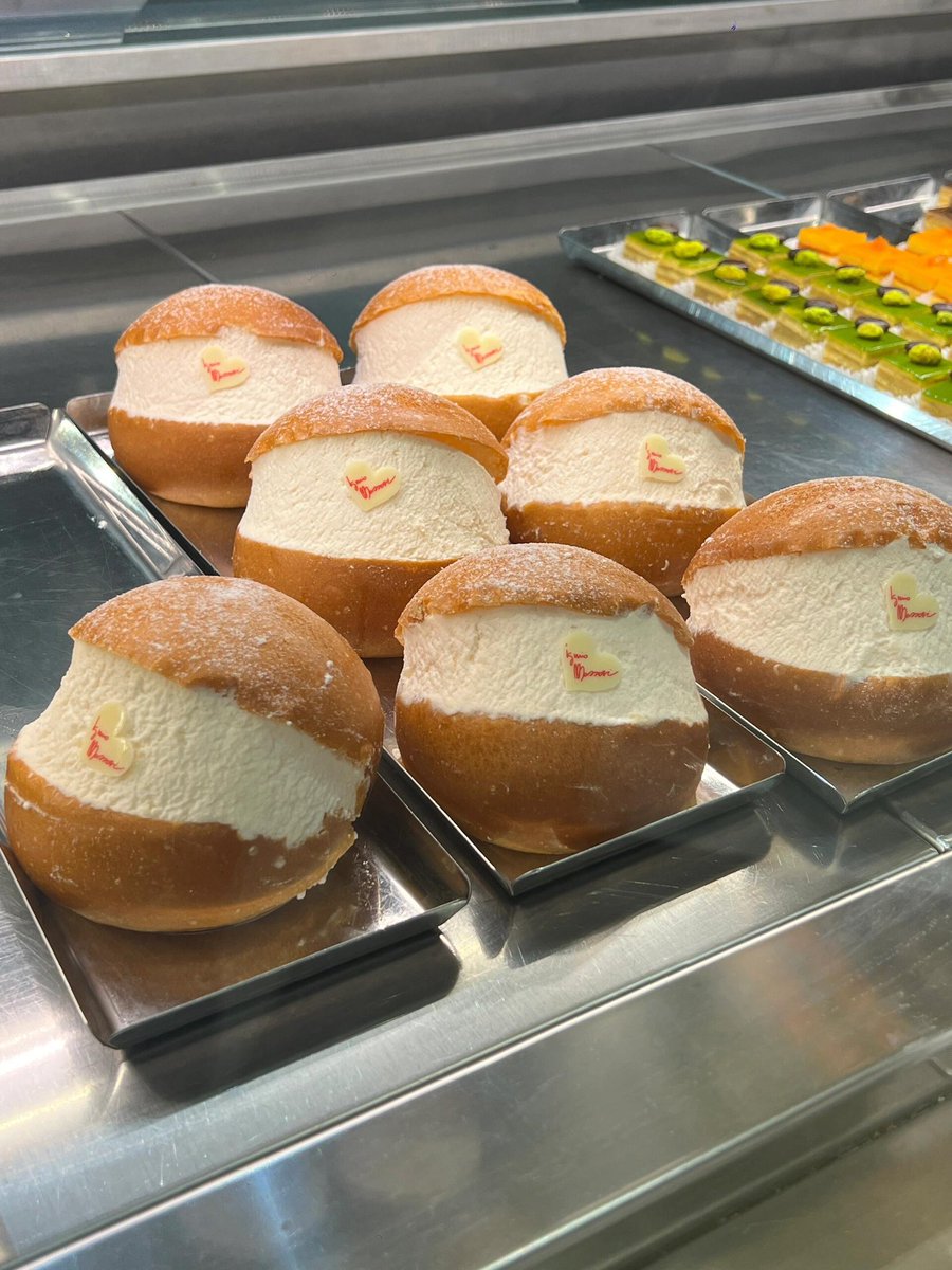 SweetDorothy8's tweet photo. Who can not love this white and fat cream cake? https://t.co/bmhBddV1gl