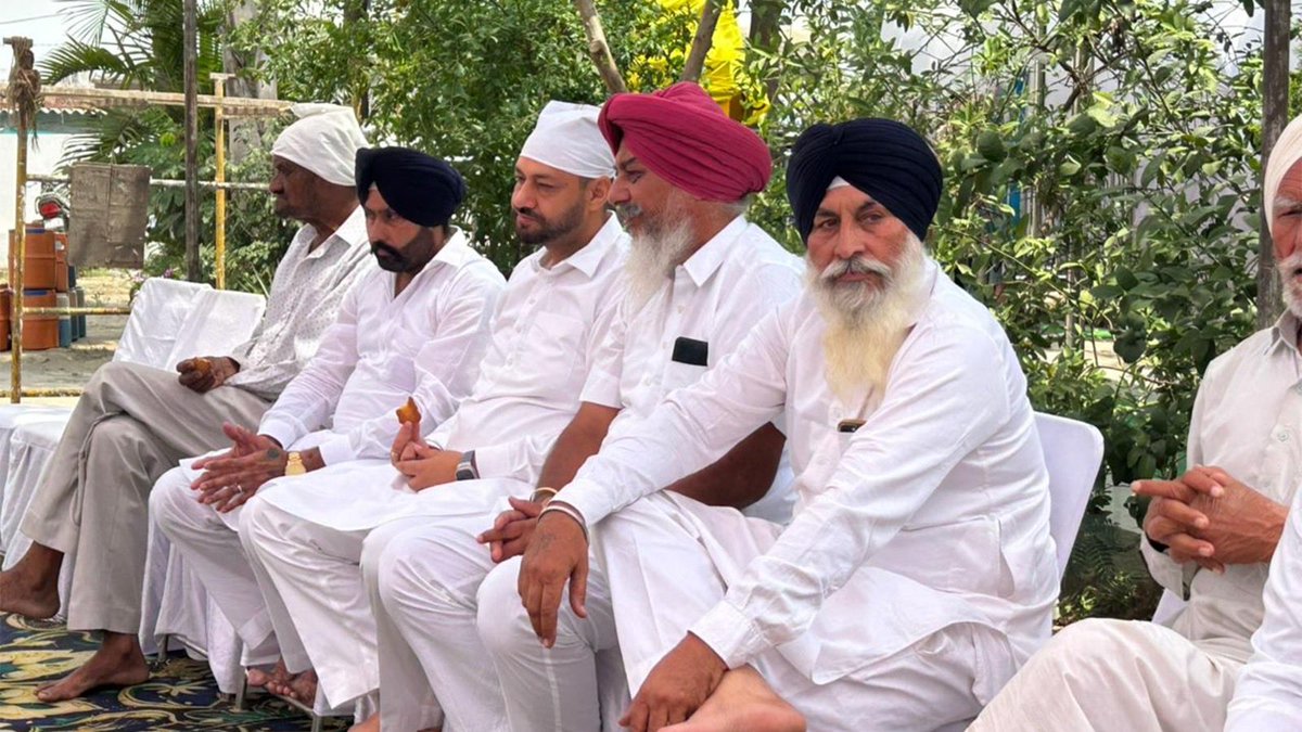 GGhanour's tweet image. ਸਰਦਾਰ ਪ੍ਰਕਾਸ਼ ਸਿੰਘ (ਧੋਤ) ਸਾਬਕਾ ਨਗਰ ਕੌਂਸਲ ਪ੍ਰਧਾਨ ਜੀ ਦੇ ਭੋਗ ਸਮਾਗਮ ‘ਚ ਸ਼ਾਮਿਲ ਹੋਏ 
ਉਨ੍ਹਾਂ ਦੀ ਸਾਦਗੀ, ਨਿਮਰਤਾ ਤੇ ਲੋਕ ਸੇਵਾ ਲਈ ਸਮਰਪਣ ਹਮੇਸ਼ਾਂ ਯਾਦ ਰਹੇਗਾ 
ਵਾਹਿਗੁਰੂ ਅੱਗੇ ਅਰਦਾਸ ਹੈ ਕਿ ਵਿਛੁੜੀ ਆਤਮਾ ਨੂੰ ਆਪਣੇ ਚਰਨਾਂ ‘ਚ ਨਿਵਾਸ ਬਖ਼ਸ਼ੇ ਅਤੇ ਪਰਿਵਾਰ ਨੂੰ ਇਹ ਦੁੱਖ ਸਹਿਣ ਦਾ ਬਲ ਬਖ਼ਸ਼ੇ 

#rip #waheguruji #punjab