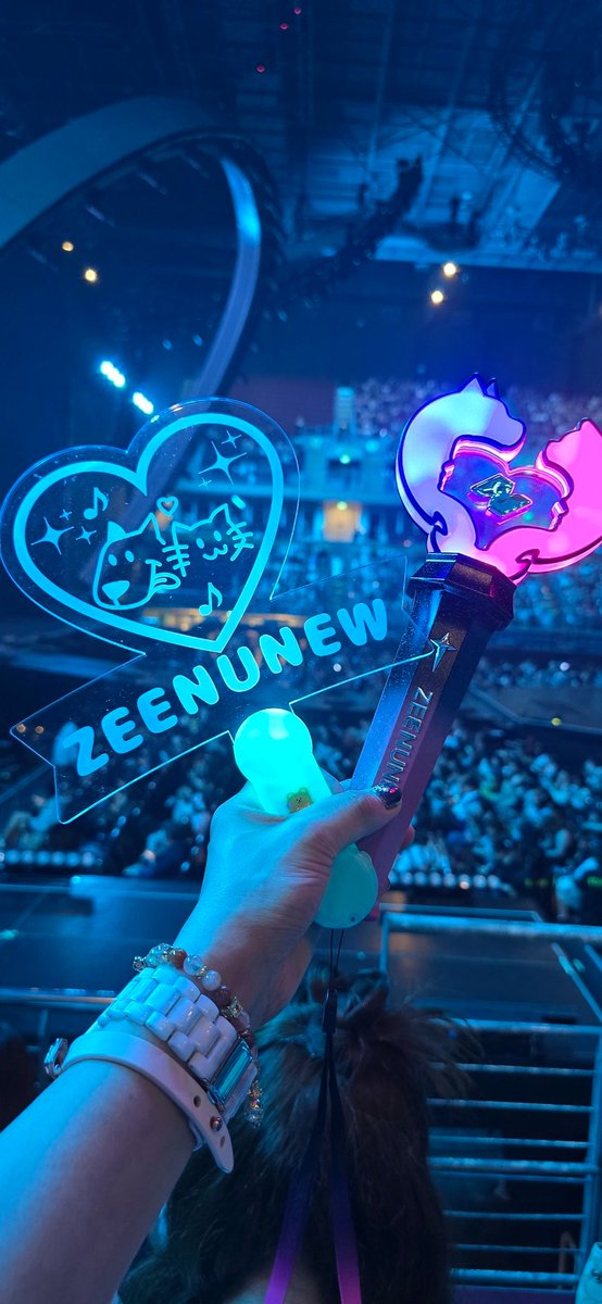 HKHeartsToZNN's tweet photo. No matter you are in person at Impact  or online team, let's screaming to #ZeeNuNew together 

ZNN LAND OF FUSION D2
DMD LAND FINAL ROUND
#DMDLAND3DAY2

@zee_pruk @CwrNew 
꒰ #ZeeNuNew #ซนซน ꒱ https://t.co/aRb9tW8nt0