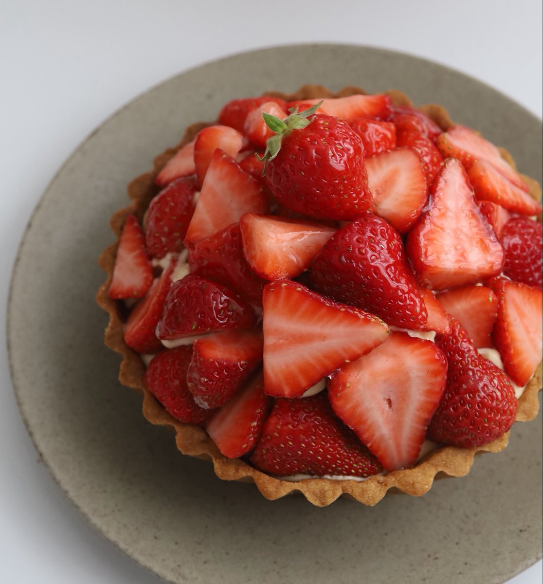 nokodiary's tweet photo. モリモリに盛られた
いちごタルト🍓✨️

ボウルをフタ代わりにすると👍🏻 https://t.co/wU4XJAgoX0
