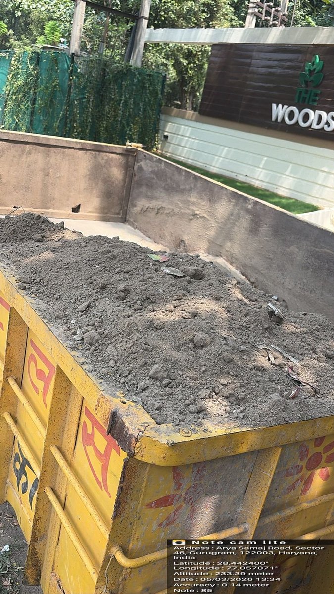 OfficialGMDA's tweet photo. Desilting work is actively underway along  the master dividing road of sector 39/46, to ensure smooth stormwater flow and prevent waterlogging during the monsoon season. 

#MonsoonPreparedness #ActionAgainstWaterlogging #DrainMaintenance #CleanCity #CleanCity #SiltFreeDrainage https://t.co/5Rflt352O1