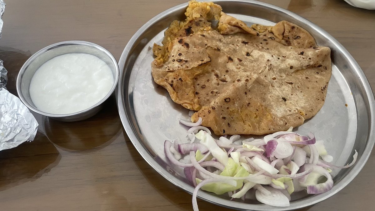 Erronney's tweet image. आज्ज शाड्डी थाली विच्च आलू परोठे ते दही हेगा 

लच्छा नू ignore करीं 

#lunch #punjabi