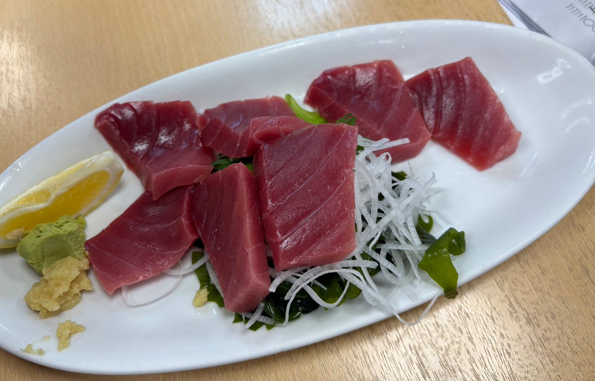 今朝、突然四国に行きたくなり、
念願だった徳島の超有名店「びんび家」に行ってきた🙄
お刺身が厚切りで新鮮で美味しかった🙄
「おまかせ定食、はまち選択（2000円）」が一番よかった🙄
徳島旅行の選択肢として超アリ、ただか予約不可のため大行列で、なんと２時間待ったので涙、朝一が狙い目かも🙄
