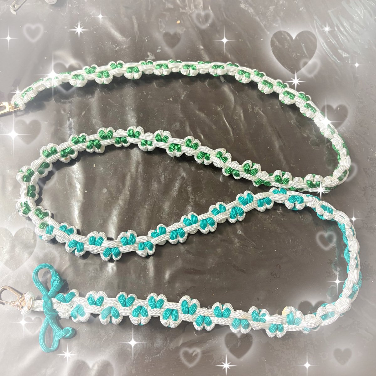 Kei110622N's tweet photo. ショルダーストラップを作ったんだけど😅どんだけパラコードの紐必要なの😳
パラコードでペンライトホルダー作ろうとしていました。
グリーン💚だけで疲れた🥱
もっと簡単な編み方にするといいのか？ https://t.co/ys9eiRfhk0